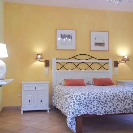 Sleeps 6 Pool Wifi Таиче